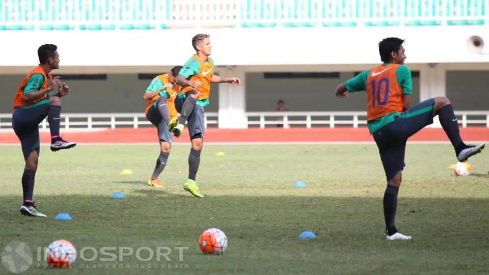 Irfan Bachdim (tengah) saat mengikuti seleksi tahap pertama Timnas Indonesia dengan gaya rambut barunya.